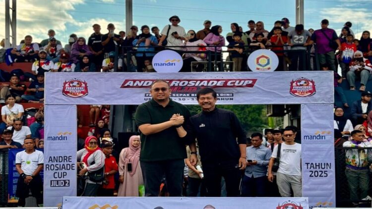 Wakil Ketua Komisi VI DPR RI Andre Rosiade bersama Indra Sjafri membuka turnamen sepakbola usia muda Andre Rosiade Cup Jilid 2. (Foto: Ist)