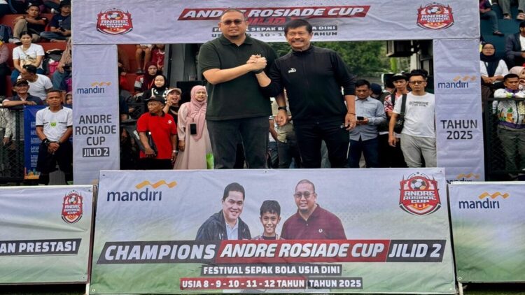 Andre Rosiade bersama Indra Sjafri membuka turnamen kelompok umur bertajuk Andre Rosiade Cup Jilid 2. (Foto: Ist)