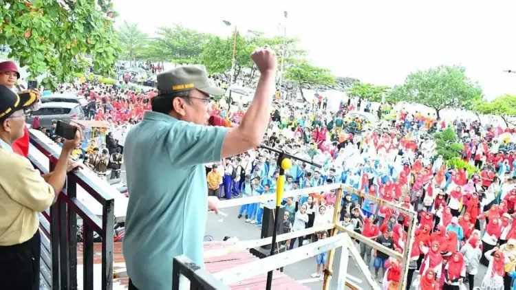 Jelang HJK ke-356, Wawako Maigus Nasir Gelar Aksi Bersih Massal di Pantai Padang 1 Acara goro massal yang digelar Pemko Padang. (dok. Prokopim)