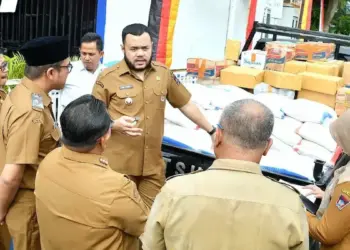 Pemko Padang salurkan bantuan sosial (bansos) untuk lansia dan penyandang disabilitas. (dok. istimewa)