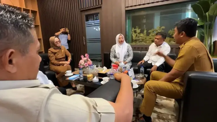 Bidan Penakluk Arus Deras Demi Pasien Dinobatkan sebagai Nakes Teladan Sumbar 2025 1 Bidan yang menyeberang sungai demi pasien di Pasaman diangkat jadi nakes teladan 2025. (dok. adpsb)