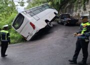 Bus Pariwisata Rebah di Kelok 44, Arus Lalu Lintas Macet Tiga Jam