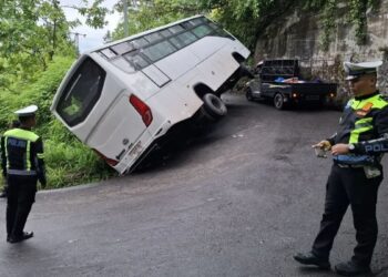 Bus Pariwisata Rebah di Kelok 44, Arus Lalu Lintas Macet Tiga Jam