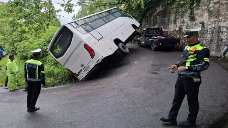 bus terguling di kelok 44