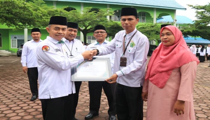 Penghulu di Pasaman Rela Seberangi Sungai demi Nikahkan Warga, Kemenag Sumbar Beri Penghargaan