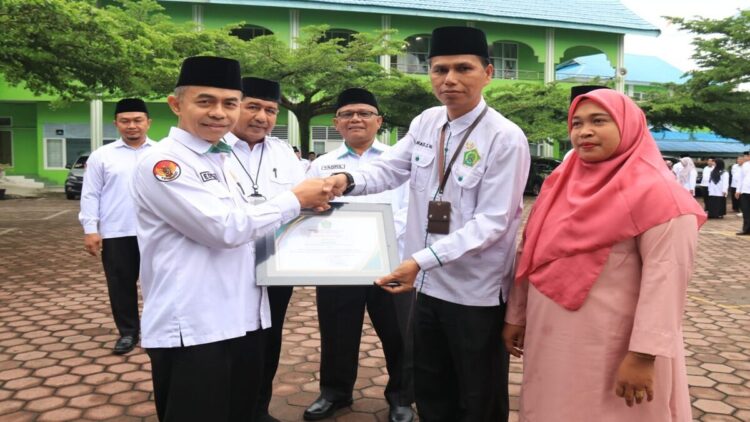 Penghulu Kecamatan Duo Koto Ahad Nasution menerima penghargaan dari Kanwil Kemenag Sumbar. (Foto: Humas Kemenag Sumbar)
