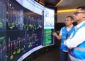 Direktur Utama PLN, Darmawan Prasodjo mengecek data kelistrikan. (dok. istimewa)