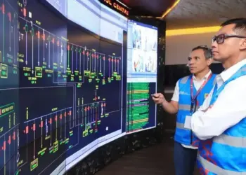 Direktur Utama PLN, Darmawan Prasodjo mengecek data kelistrikan. (dok. istimewa)