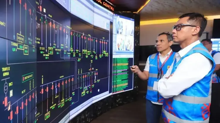 Direktur Utama PLN, Darmawan Prasodjo mengecek data kelistrikan. (dok. istimewa)
