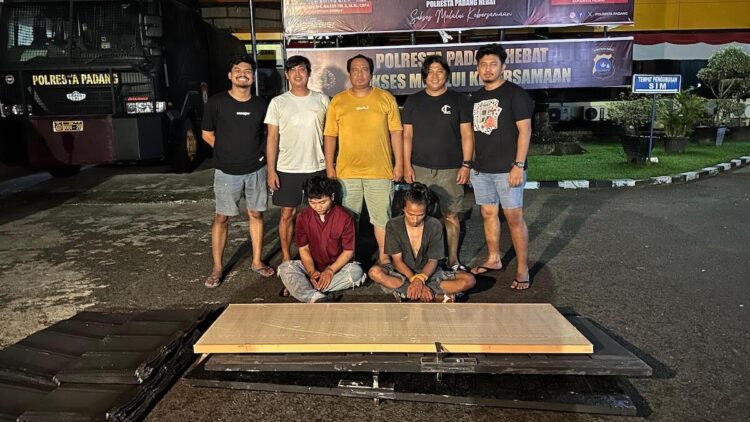 Dua orang buruh curi bahan bangunan di Lubeg. (dok. istimewa)