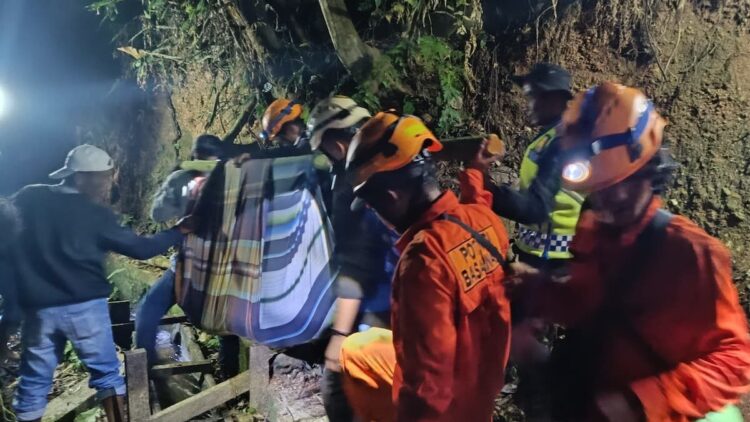 Evakuasi 24 orang yang tersesat di hutan Limapuluh Kota pada Kamis malam. (dok. Basarnas Padang)