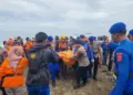 Evakuasi penemuan jenazah diduga orang terseret ombak di Pantai Ujung Batu, Kecamatan Koto Tangah, Kota Padang. (dok. Basarnas Padang)
