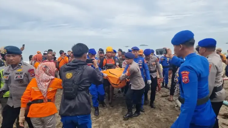 Evakuasi penemuan jenazah diduga orang terseret ombak di Pantai Ujung Batu, Kecamatan Koto Tangah, Kota Padang. (dok. Basarnas Padang)