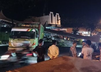 Gapura runtuh di jalur Padang-Solok. (dok. istimewa)