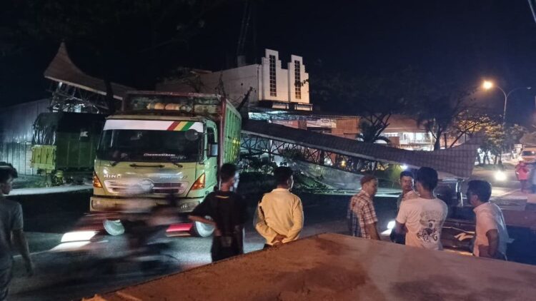 Gapura Runtuh di Jalur Padang–Solok, Lalu Lintas Terhenti Sementara 1 Gapura runtuh di jalur Padang-Solok. (dok. istimewa)