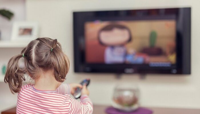 Panduan Menonton TV Sesuai Usia Anak, Ini Saran Psikolog