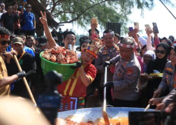 Polda Sumbar sabet rekor MURI untuk memasak lobster saus Padang terbanyak. (dok. istimewa)