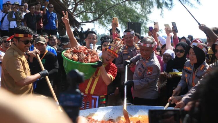 Sajikan Losbter Saus Bumbu Padang Terbanyak, Polda Sumbar Kembali Rekor MURI 1 Polda Sumbar sabet rekor MURI untuk memasak lobster saus Padang terbanyak. (dok. istimewa)