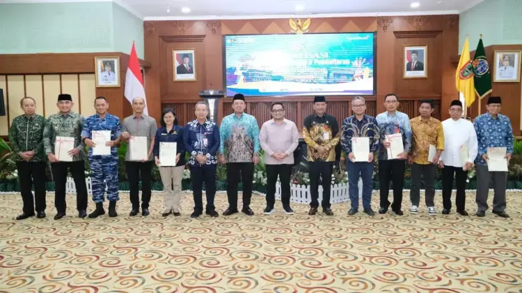 Ketua Komisi II DPR RI Apresiasi Langkah Konkret Kementerian ATR/BPN Berikan Kepastian Hak Atas Tanah Ulayat di Kalsel 1 Menteri ATR/BPN Nusron Wahid serahkan sertifikat hak milik untuk warga dan tokoh adat di Kalsel. (dok. istimewa)