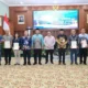 Menteri ATR/BPN Nusron Wahid serahkan sertifikat hak milik untuk warga dan tokoh adat di Kalsel. (dok. istimewa)