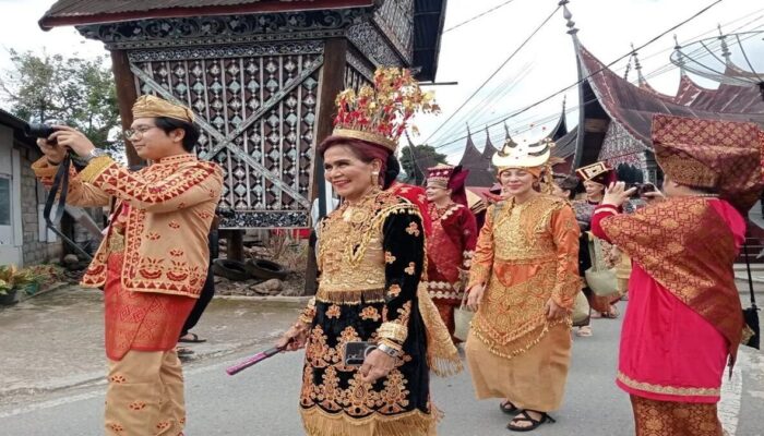 Parade Adat Meriahkan “Minangkabau Memanggil Taragak Pulang” di Seribu Rumah Gadang