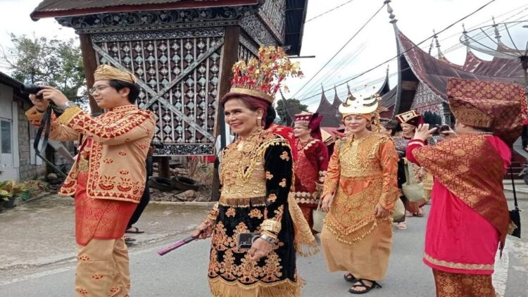 Parade Adat Meriahkan "Minangkabau Memanggil Taragak Pulang" di Seribu Rumah Gadang 1 Pegiat pariwisata peserta Minangkabau Memanggil, Taragak Pulang, sedang mengikuti parade baju adat Minangkabau di kawasan Seribu Rumah Gadang di Kabupaten Solok Selatan, Sumatera Barat, Sabtu. AN TARA. Erik Ifansyah Akbar.