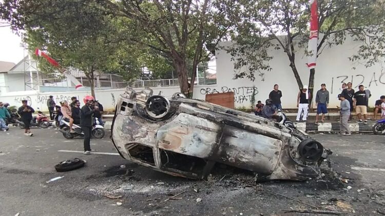 Sebuah mobil terbakar di Jalan Dr Wahidin Pati, Jawa Tengah, Rabu (13/8/2025). ANTARA/Akhmad Nazaruddin Lathif