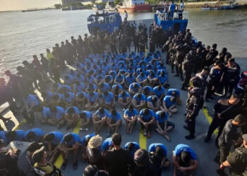 Direktorat Jenderal Pemasyarakatan memindahkan 100 narapidana berisiko tinggi asal wilayah Riau ke lembaga pemasyarakatan dengan pengamanan super maksimum di Nusakambangan, Jawa Tengah, Jumat (30/5/2025). (Foto: Dok.Ditjenpas)