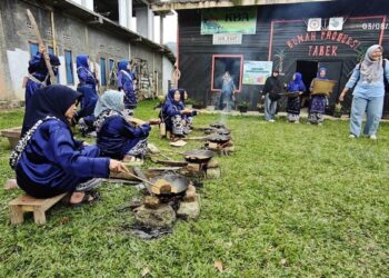 Para emak-emak di Jorong Tabek membuat emping sangrai sebagai panganan. Jorong Tabek dikenal sebagai Kampung Berseri Astra (KBA). (dok. Agoes Embun/Radarsumbar)