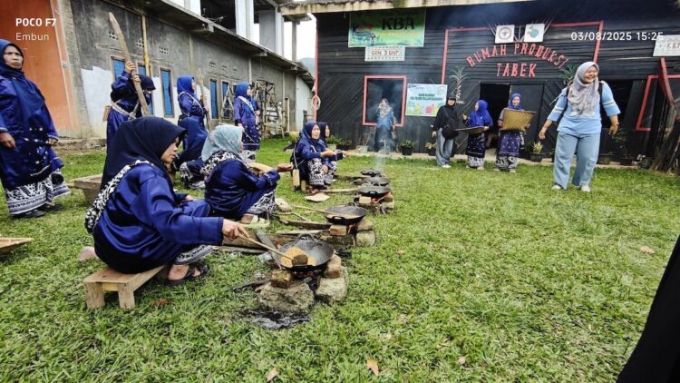Kisah Kebangkitan Jorong Tabek, dari Sunyi di Puncak Bukit ke Cahaya Mandiri 1 Para emak-emak di Jorong Tabek membuat emping sangrai sebagai panganan. Jorong Tabek dikenal sebagai Kampung Berseri Astra (KBA). (dok. Agoes Embun/Radarsumbar)