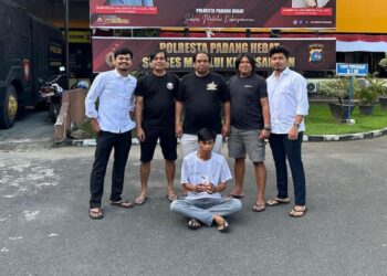 Curi iPhone di Rumah Kost, Driver Ojol Ditangkap Tim Klewang 8 Tim Klewang Satreskrim Polresta Padang ciduk drivel ojol pelaku pencurian iPhone. (dok. istimewa)
