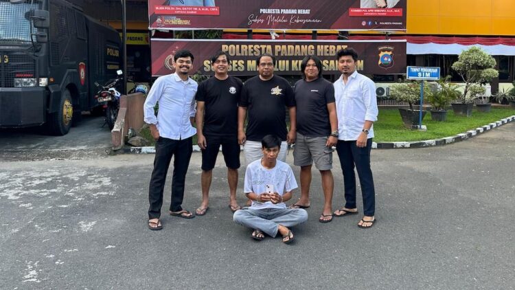 Tim Klewang Satreskrim Polresta Padang ciduk drivel ojol pelaku pencurian iPhone. (dok. istimewa)