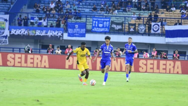 pemain Semen Padang FC berebut bola dengan pemain Persib