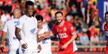 Bek anyar Semen Padang FC Rui Rampa berusaha menganggu pergerakan pemain depan PSM. (dok. Ileague)