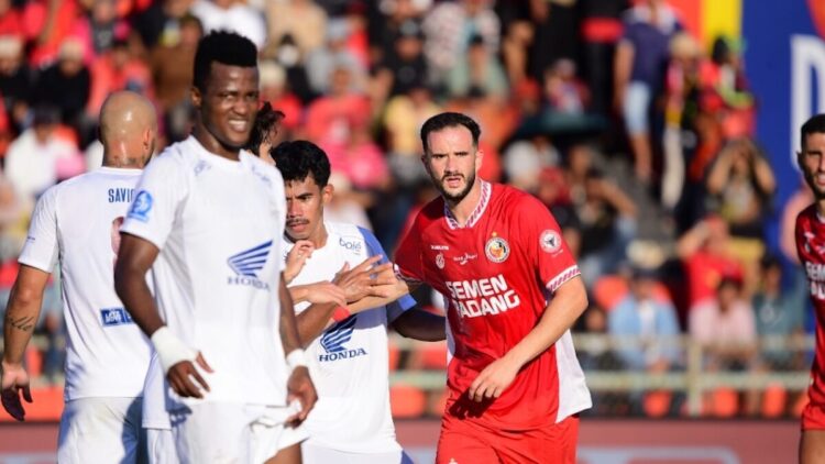 Tiga Tim Ini Belum Menang hingga Pekan Empat BRI Super League 2025/2026 1 Bek anyar Semen Padang FC Rui Rampa berusaha menganggu pergerakan pemain depan PSM. (dok. Ileague)