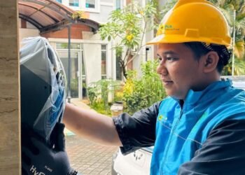 Ilustrasi petugas PLN saat melakukan pemasangan home charger di rumah pelanggan untuk memudahkan pengisian kendaraan listrik di rumah. (dok. PLN)