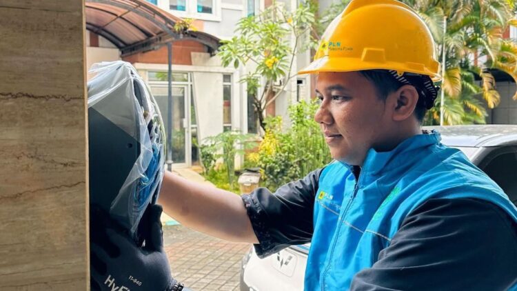 Tingkatkan Layanan EV, PLN Luncurkan Home Charging Services Versi Terbaru 1 Ilustrasi petugas PLN saat melakukan pemasangan home charger di rumah pelanggan untuk memudahkan pengisian kendaraan listrik di rumah. (dok. PLN)