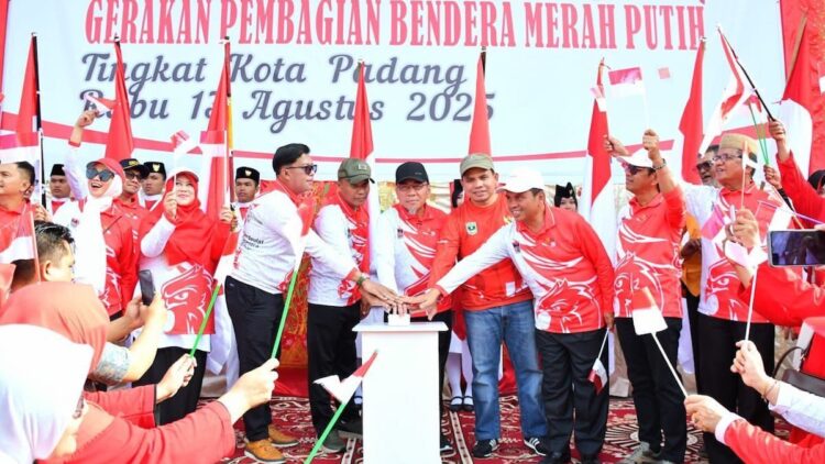 Pencanangan gerakan pembagian bendera merah putih di Padang. (dok. Prokopim)