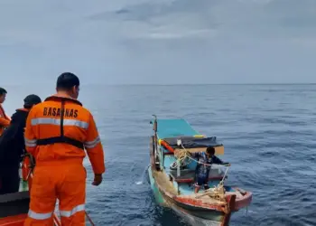 Penemuan kapal nelayang yang hilang kontak di Perairan Pessel, dua awak ditemukan selamat. (dok. Basarnas Padang)