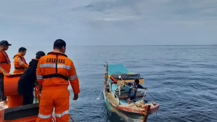 Penemuan kapal nelayang yang hilang kontak di Perairan Pessel, dua awak ditemukan selamat. (dok. Basarnas Padang)