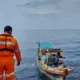Penemuan kapal nelayang yang hilang kontak di Perairan Pessel, dua awak ditemukan selamat. (dok. Basarnas Padang)