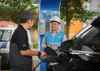 Pengguna kendaraan listrik saat mengisi daya di SPKLU. (dok. istimewa)