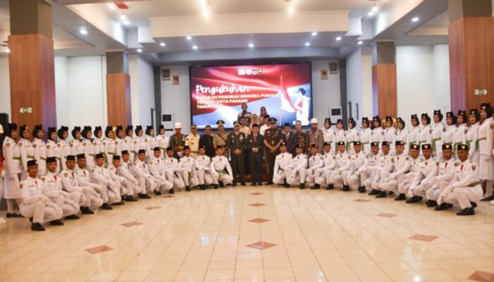 Wawako Maigus Nasir Kukuhkan 54 Anggota Paskibraka Kota Padang