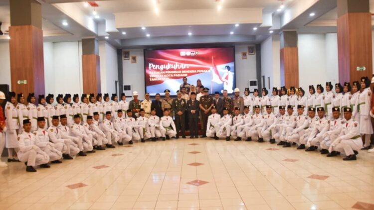 Wawako Maigus Nasir Kukuhkan 54 Anggota Paskibraka Kota Padang 1 pengukuhan paskibraka padang