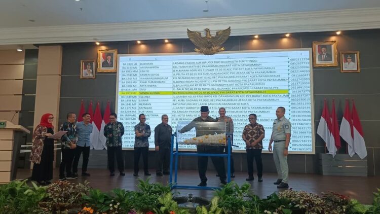 Pengundian hadiah umroh untuk wajib pajak di Sumbar. (dok. istimewa)