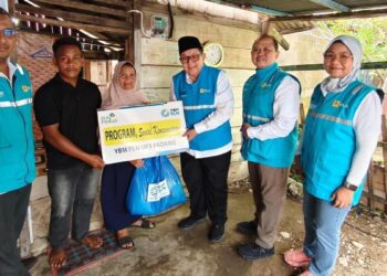 Penyalaan listrik gratis yang dilakukan YBM PLN UID Sumbar bersama komisaris independen Ali Masykur Musa. (dok. Humas PLN Sumbar)