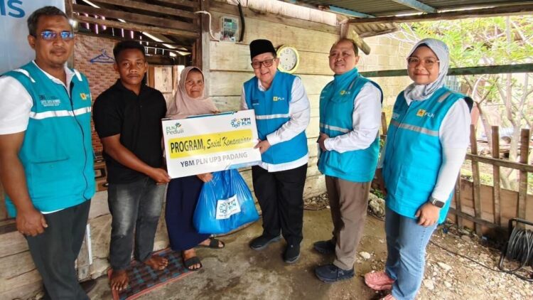 Sambut Kemerdekaan RI, Srikandi PLN UID Sumbar Hadirkan Terang dan Salurkan Bansos 1 Penyalaan listrik gratis yang dilakukan YBM PLN UID Sumbar bersama komisaris independen Ali Masykur Musa. (dok. Humas PLN Sumbar)