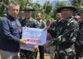 Penyerahan bantuan untuk TMMD di Solok Selatan dari Semen Padang. (dok. istimewa)
