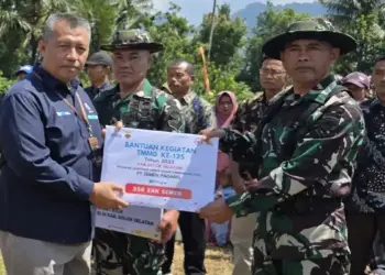 Penyerahan bantuan untuk TMMD di Solok Selatan dari Semen Padang. (dok. istimewa)