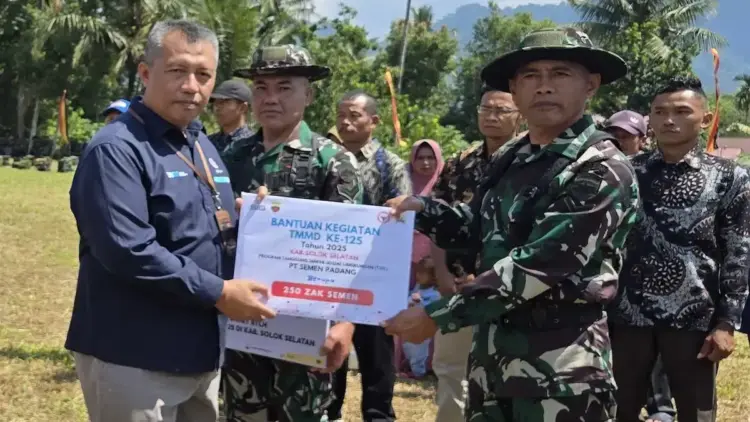 Penyerahan bantuan untuk TMMD di Solok Selatan dari Semen Padang. (dok. istimewa)